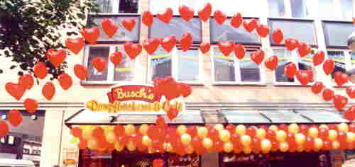 Luftballondekoration zur Geschäftseröffnung einer Bäckerei