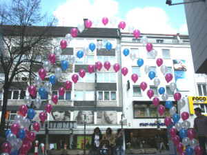 Ballondekoration-Latexballons-Luftballons-Latex-Helium-Ballongas-Stadt-Fussgaengerzone