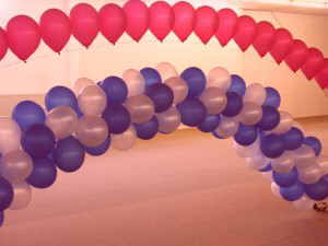 Ballondekoration-aus-Latex-Luftballons-Girlanden-mit-Helium-Ballongas