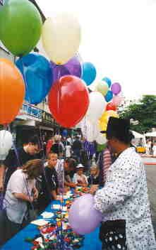 Ballonflug-Wettbewerb-Ballon-Weitflug-mit-Ballonflugkarten-Postkarten-an-Luftballons