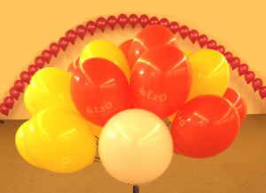 Ballontraube-aus-Latexballons-vor-einer-Ballongirlande-mit-Helium-Rundballons