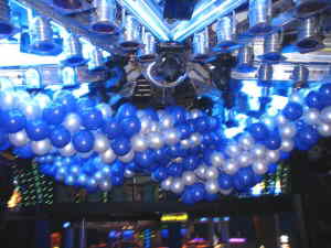 Dekoration-mit-Latexballons-Luftballons-Diskothek-Aktion-Ballons-fallen-mit-Gutscheinen-von-oben-herab
