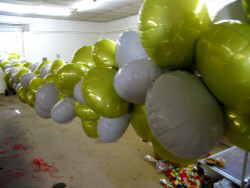 Folienballons-in-einer-Ballongirlande-zur-Werbung