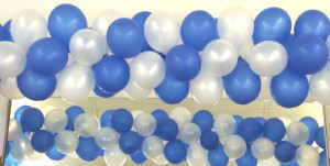 Girlande-aus-blau-weissen-Luftballons-zur-Ballondekoration