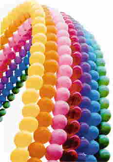 Luftballons zur Ballondekoration in Girlanden mit Regenbogenfarben