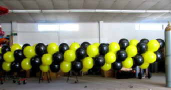 Herstellung-Ballondekoration-Luftballons-Girlanden-zu-Werbeaktionen