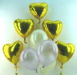 Hochzeitsdekoration-aus-goldenen-Ballons-und-Perlmutt-Luftballons