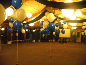 Raumdekoration-Festsaal-mit-Riesenballons