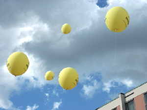 Riesenballons-schweben-mit-Helium