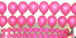 Schwebende-Ballonspirale-aus-Latex-Luftballons-mit-Helium-Ballongas-Ballondekoration