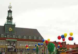 Stadtfest-Ballondekoration-mit-Riesenballons