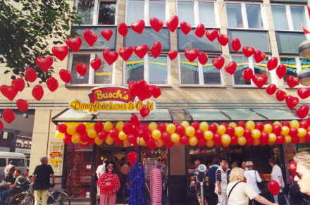 Geschäftseröffnung mit Ballons, Verteilaktion von Luftballons