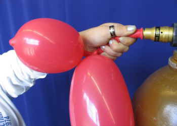 Figurenballons Aufblasen des zweiten Körpers
