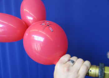Figurenluftballons aufblasen