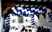 Bunte-Ballondekoration-aus-Ballons-zum-Karneval