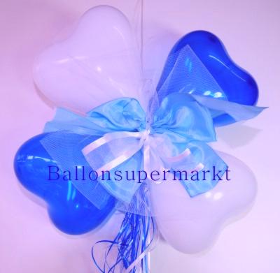 Ballondekoration aus Herzluftballons mit Ringelband und Zierschleife in Blau-Weiss