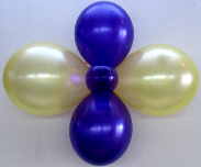 Luftballons Blume, Dekoration-aus-Ballons-Ballonblume-mit-30-cm-Ballons-und-dem-12-cm-Luftballons-in-der-Farbe-Blau-Weiss