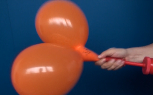 Figurenballon aufblasen mit einer Ballonpumpe 2