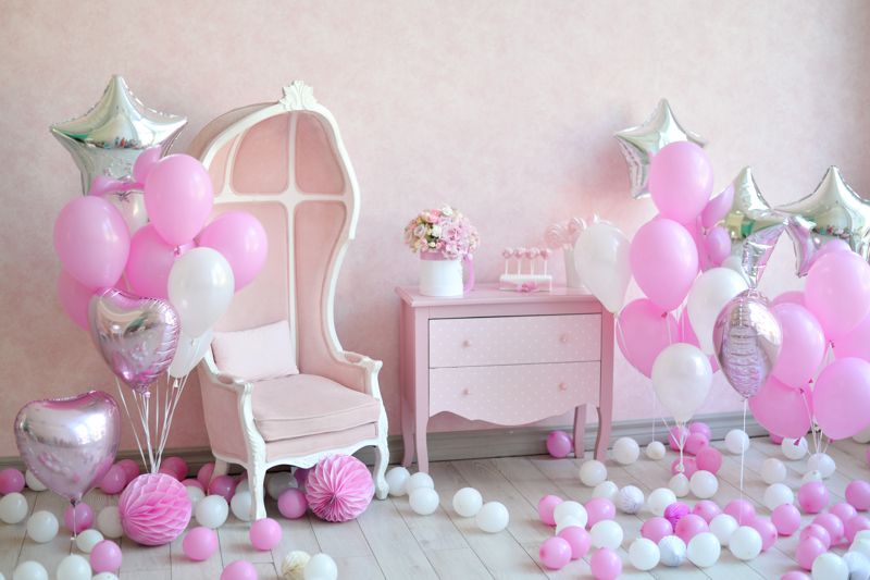 Geburtstagsdekoration mit Luftballons aus Latex, Luftballons aus Folie und Wabenkugeln